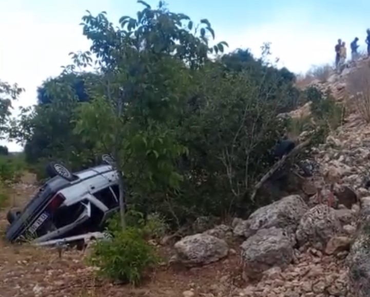 OTOMOBİL ŞARAMPOLE YUVARLADI: 3 YARALI