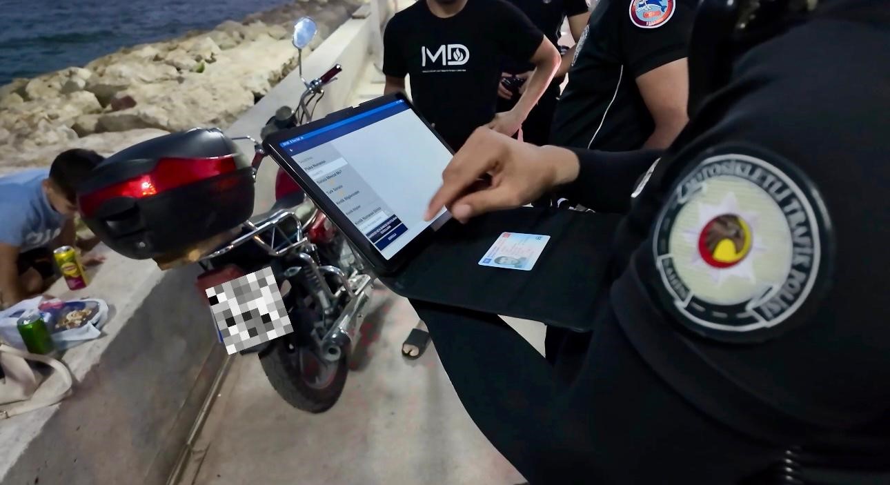 MERSİN’DE YÜRÜYÜŞ YOLLARINI İHLAL EDEN ARAÇLARA 685 BİN LİRA CEZA