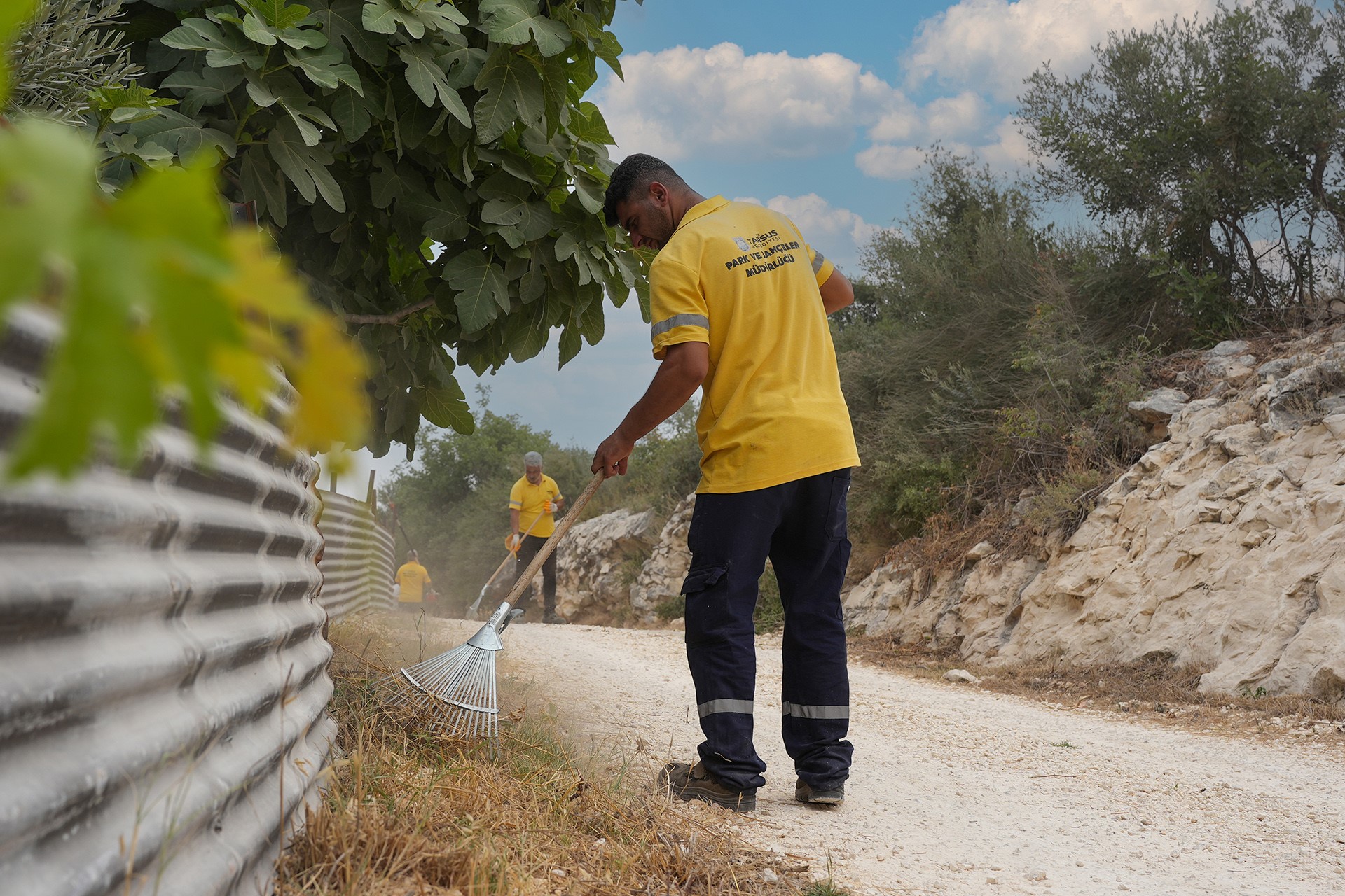 TARSUS’TA KIRSAL MAHALLELERDE TEMİZLİK ÇALIŞMALARI ARALIKSIZ SÜRDÜRÜLÜYOR