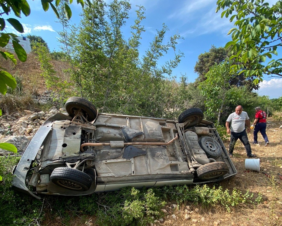 OTOMOBİL UÇURUMA YUVARLANDI: 5 YARALI