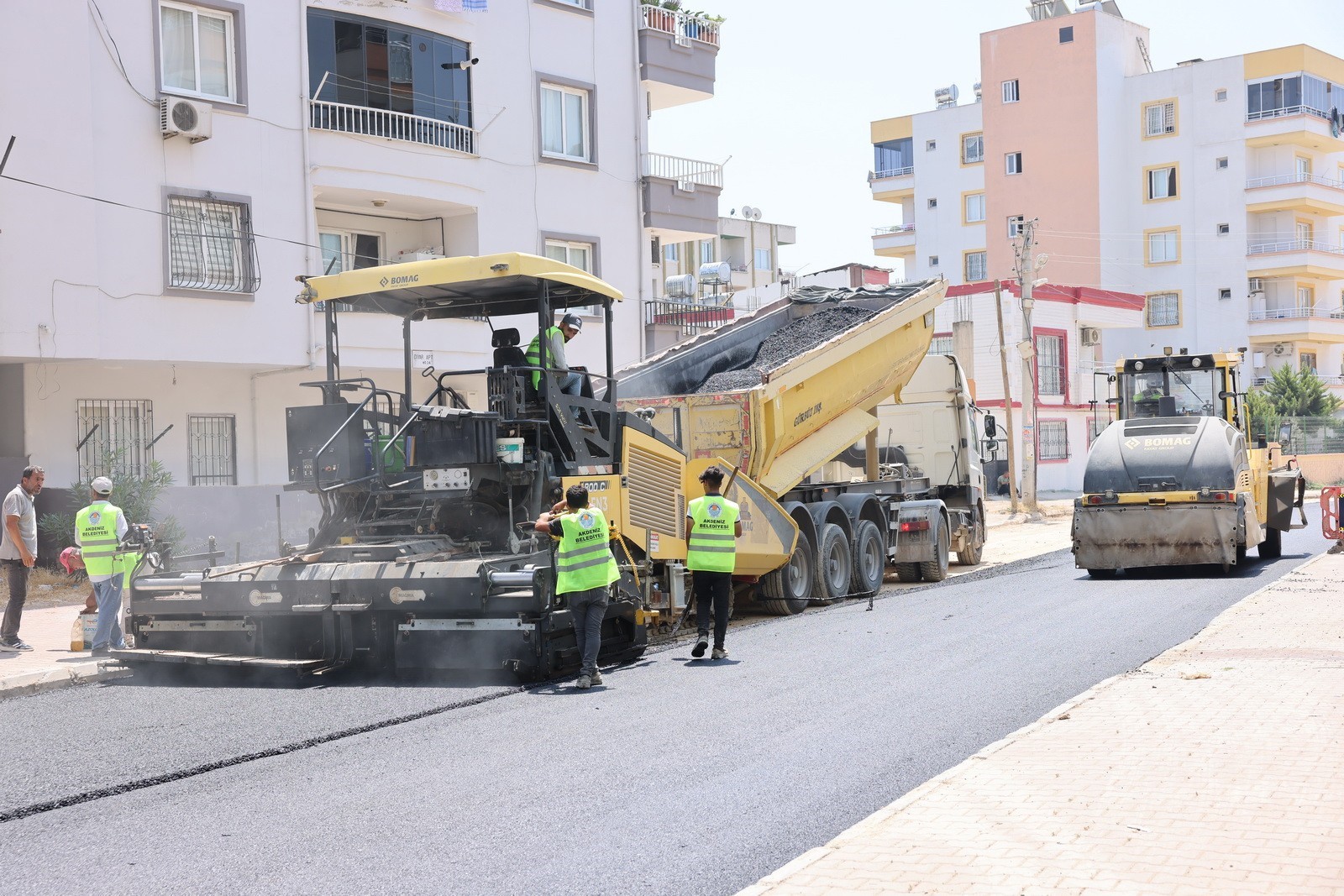 AKDENİZ’DE SOKAKLAR SICAK ASFALTLA YENİLENİYOR