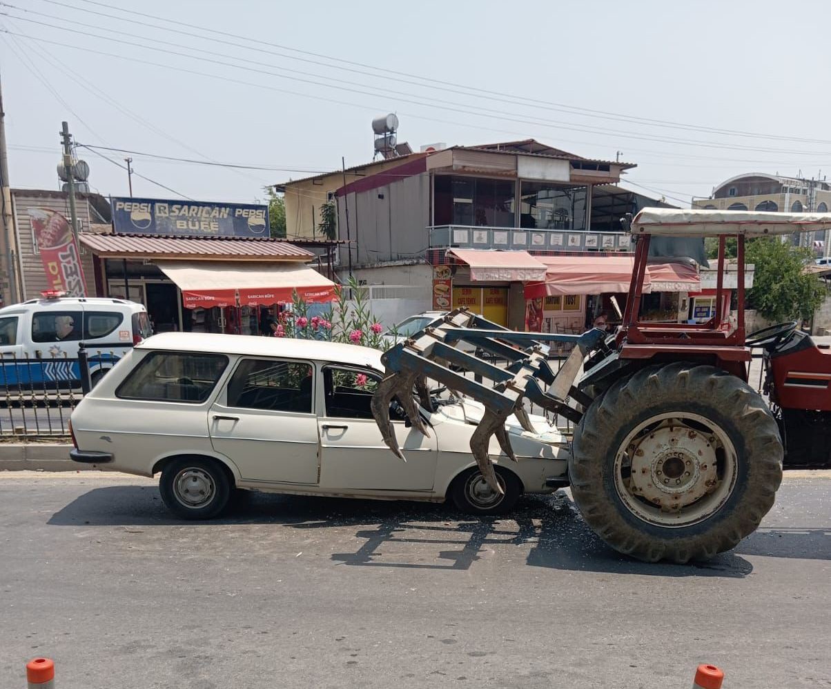 TARSUS’TA OTOMOBİL TRAKTÖRE ARKADAN ÇARPTI: 2 YARALI