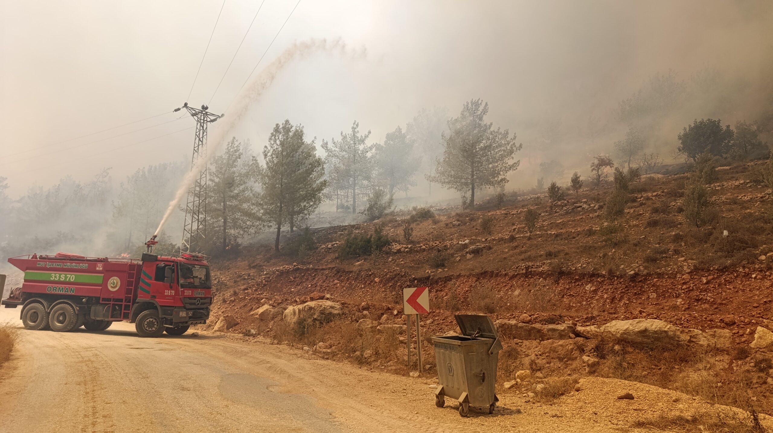 VALİ TOROS, SİLİFKE’DEKİ YANGIN SÖNDÜRME ÇALIŞMALARINI YAKINDAN TAKİP ETTİ