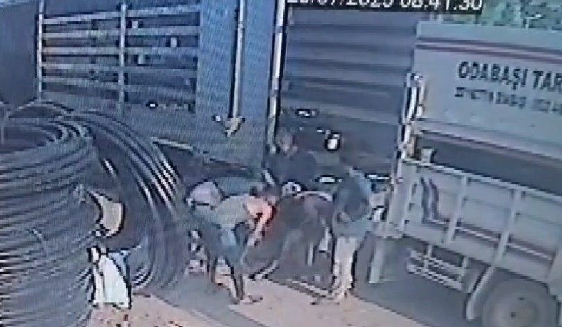 GERİ MANEVRA YAPAN KAMYON İLE TIRIN ARASINDA SIKIŞTI