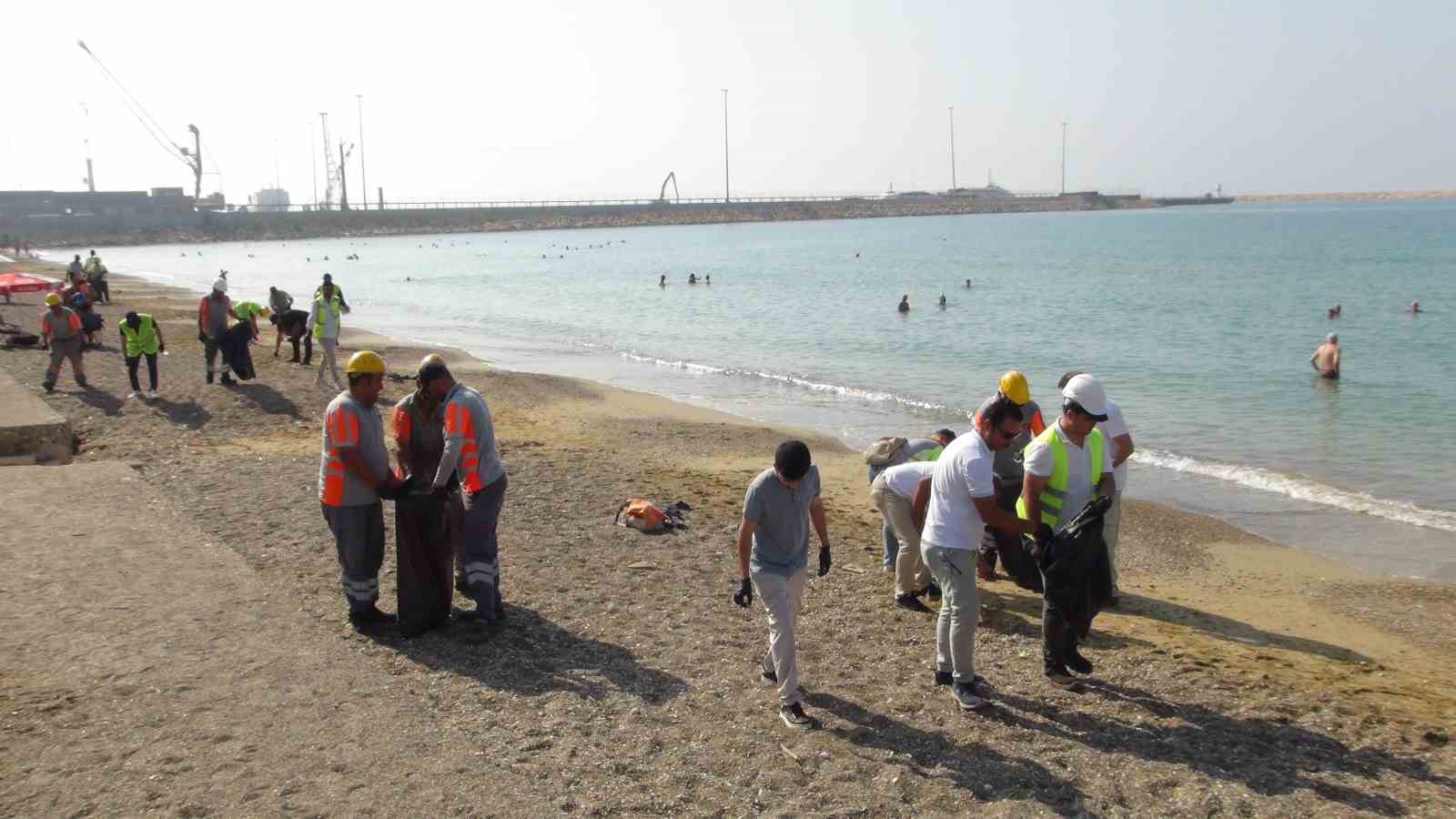 SAHİLDEN PLASTİK, CAM VE ÇEŞİTLİ ATIKLAR TOPLANDI