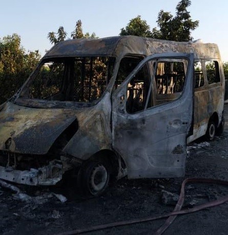 YANAN MİNİBÜS KULLANILAMAZ HALE GELDİ