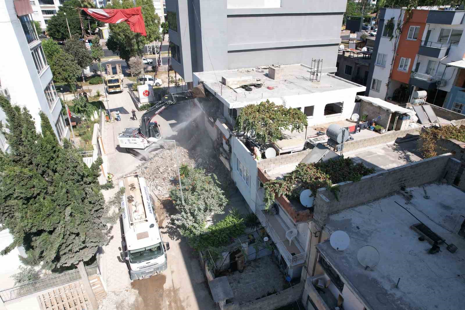 AKDENİZ’DE METRUK YAPILAR YIKILIYOR