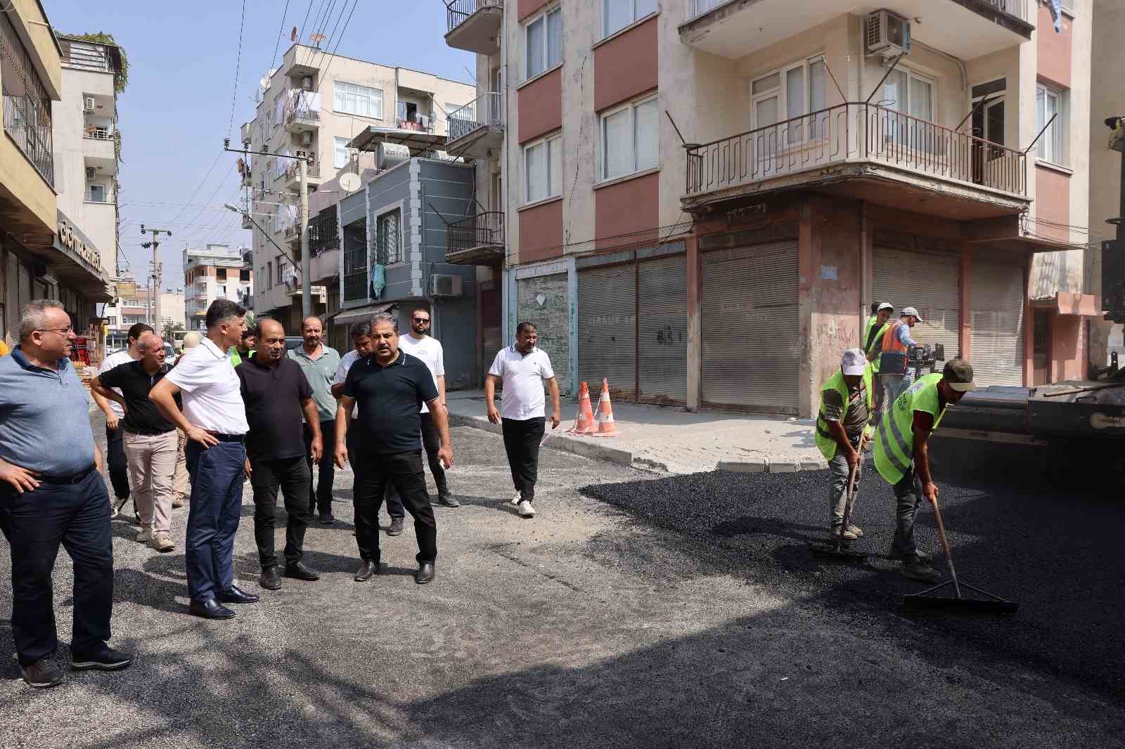 AKDENİZ BELEDİYESİ MAHALLE YOLLARINI YENİLİYOR