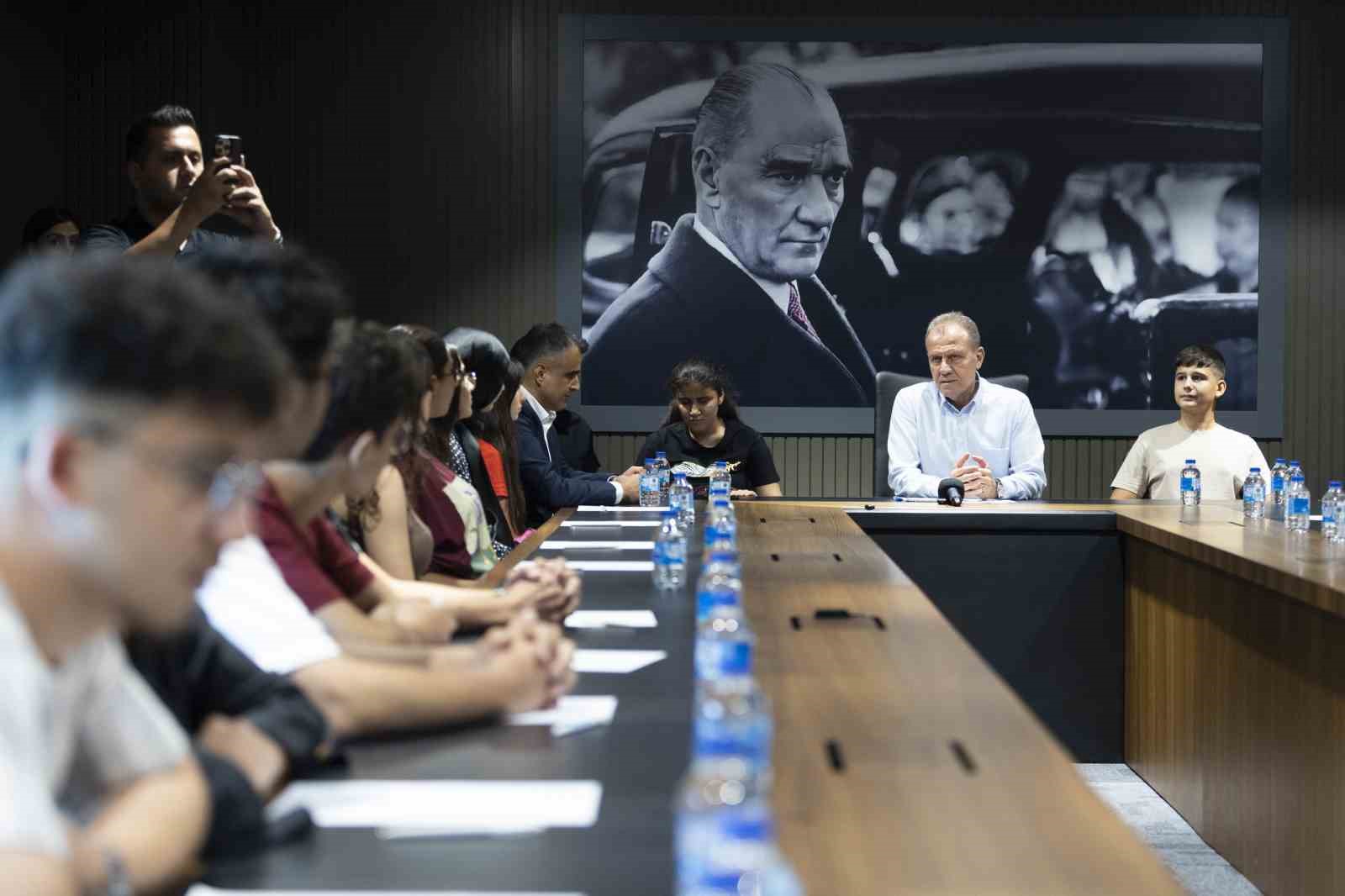 BAŞKAN SEÇER, KURS MERKEZLERİNDEN MEZUN ÖĞRENCİLERİ AĞIRLADI