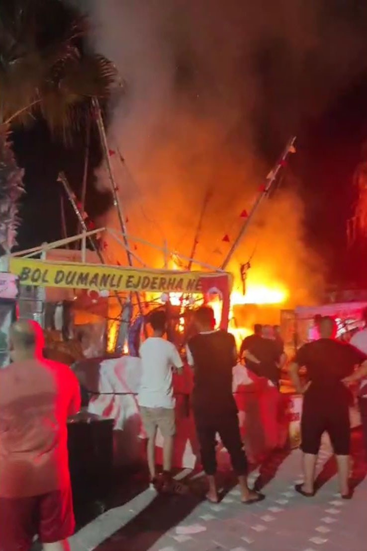 TATİL BÖLGESİNDEKİ LUNAPARKTA YANGIN ÇIKTI