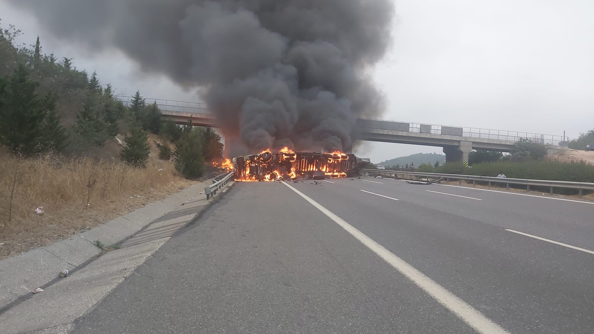 TARSUS’TA KAZA YAPAN ELYAF YÜKLÜ TIR ALEV ALEV YANDI