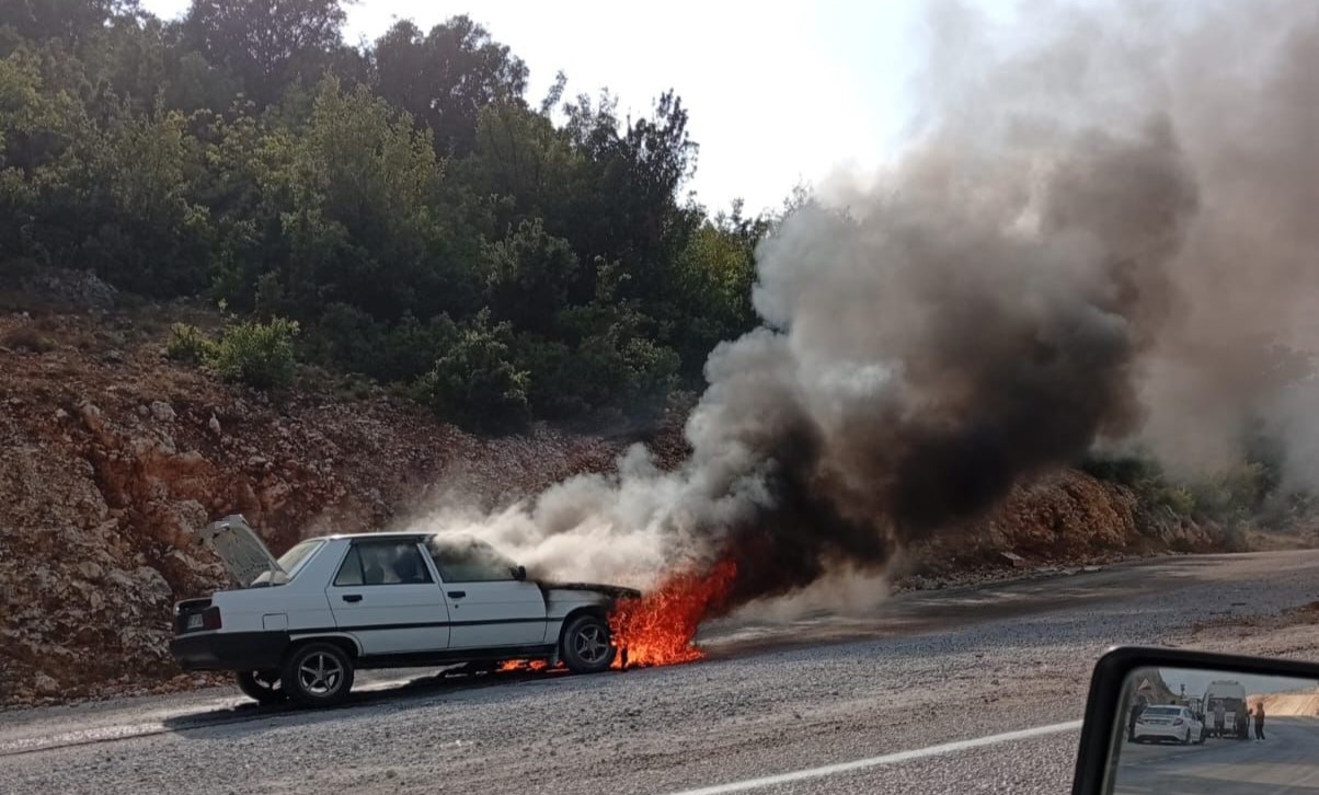 OTOMOBİL ALEV ALEV YANDI, ORMAN EKİPLERİ SÖNDÜRDÜ