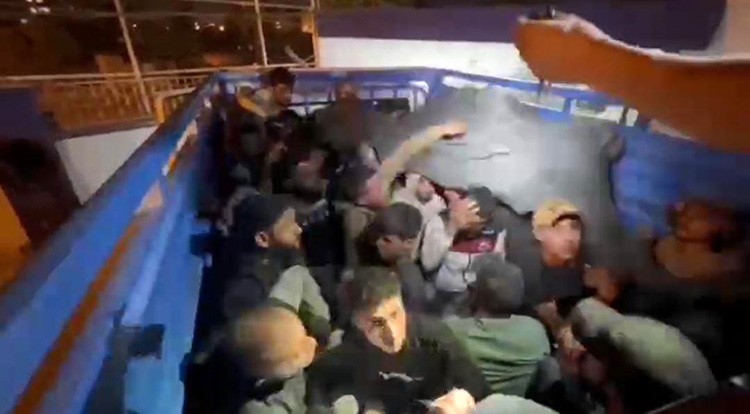 42 GÖÇMEN ÜZERİ FİLEYLE KAPATILAN KAMYONET KASASINDA YAKALANDI