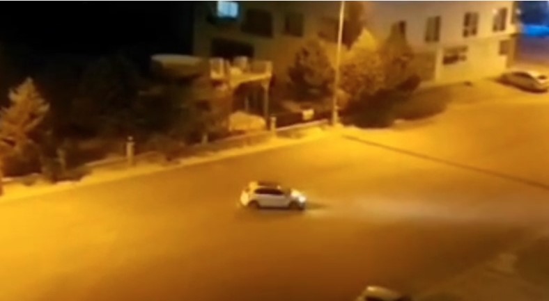 MERSİN’DE DRİFT ATAN SÜRÜCÜNÜN EHLİYETİNE 5 YIL SÜREYLE EL KONULURKEN, ARAÇ 2 AY TRAFİKTEN MEN EDİLDİ