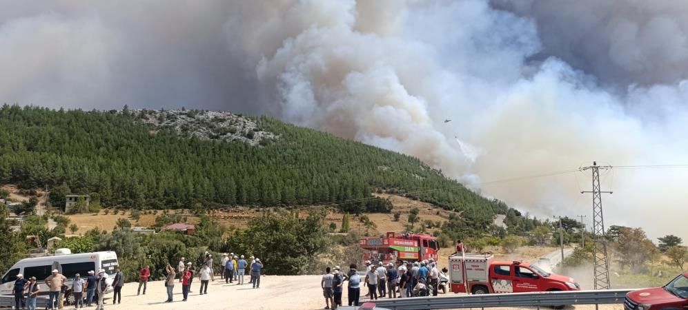 MERSİN’DEKİ ORMAN YANGININDA EVLER TEDBİREN BOŞALTILIYOR