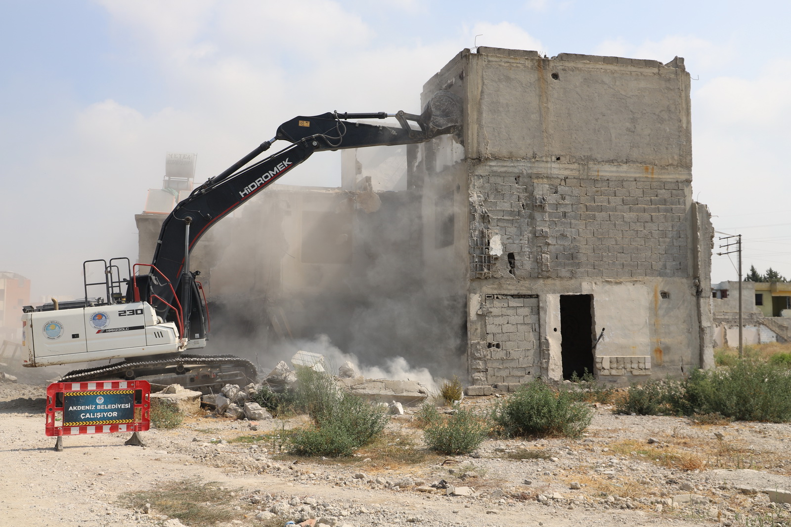 AKDENİZ’DE METRUK BİNALARIN YIKIMI SÜRÜYOR