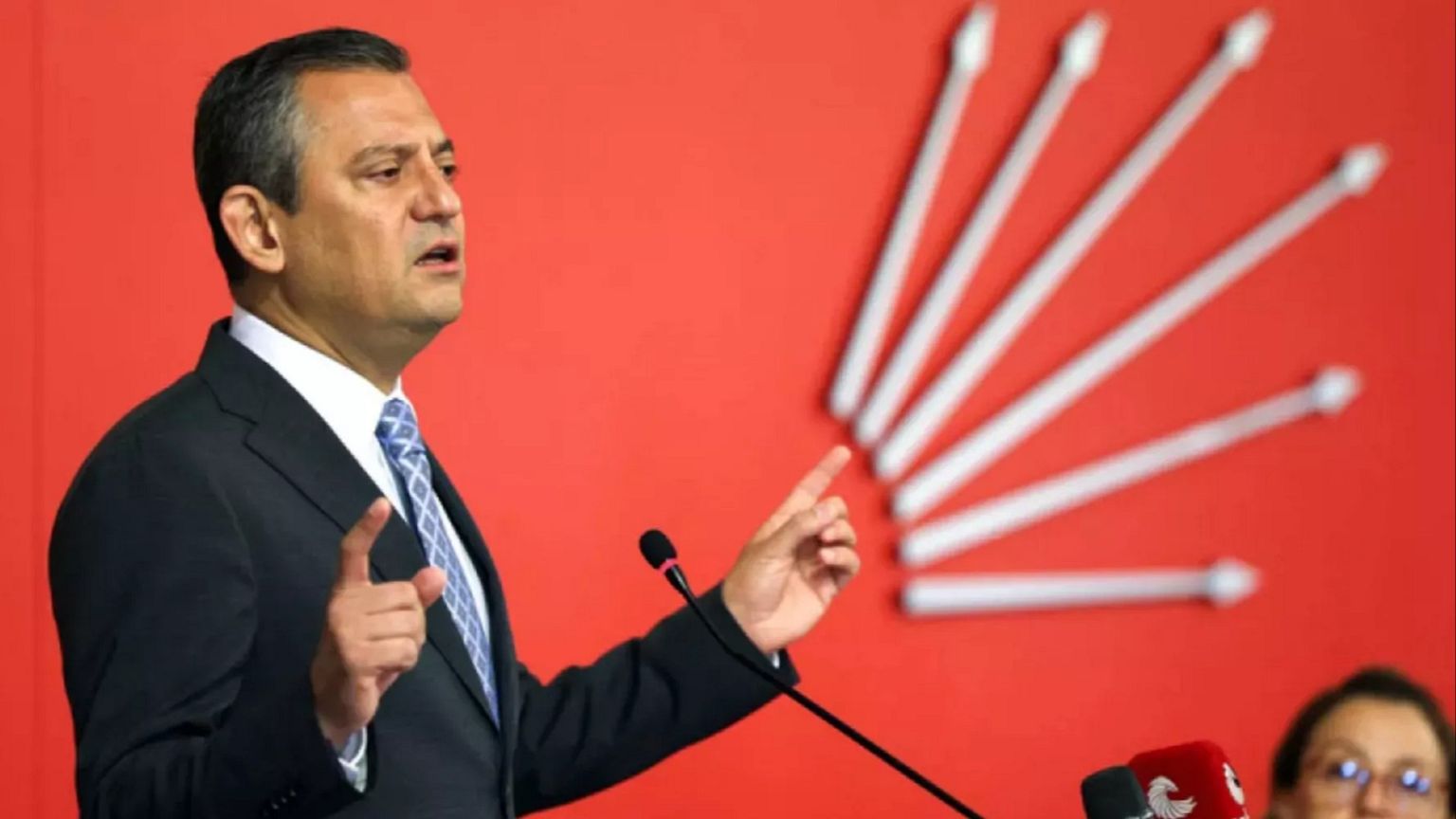 CHP KURULTAYINDA ‘DAVA’ HAMLESİ: ÖZEL YÖNETİMİ ÖNCE DÜŞÜRÜLDÜ, SONRA YİNE SEÇİLDİ