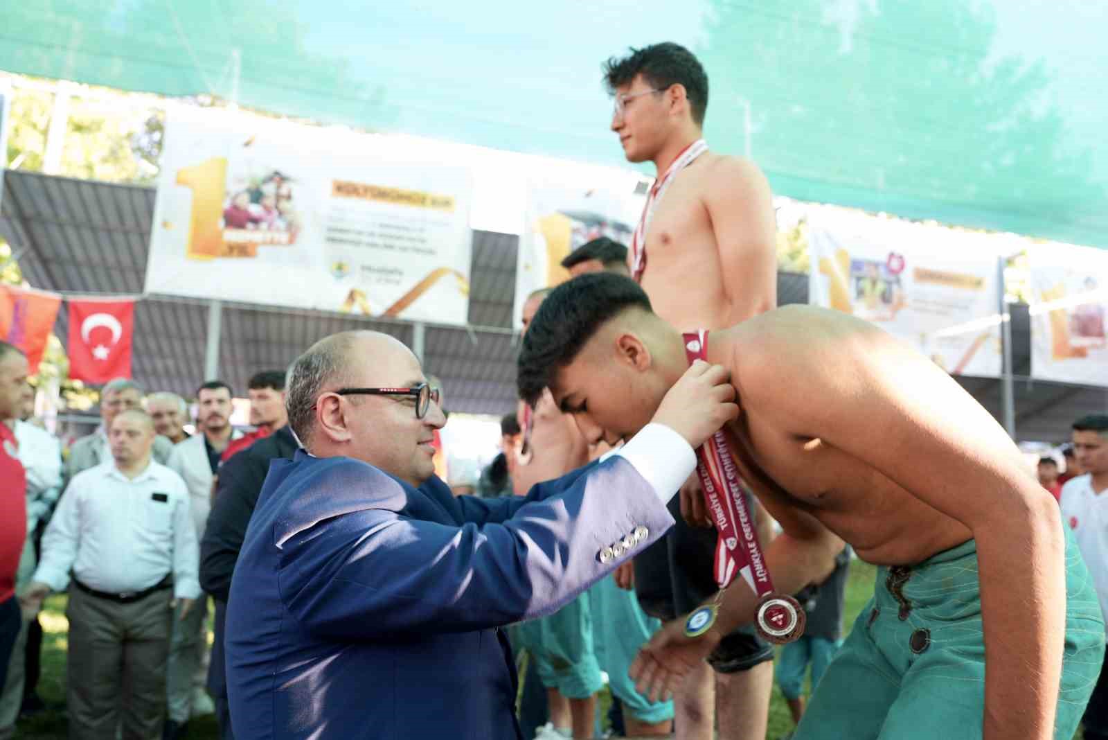 YÖRÜKLERİN GÜREŞİ RENKLİ GEÇTİ