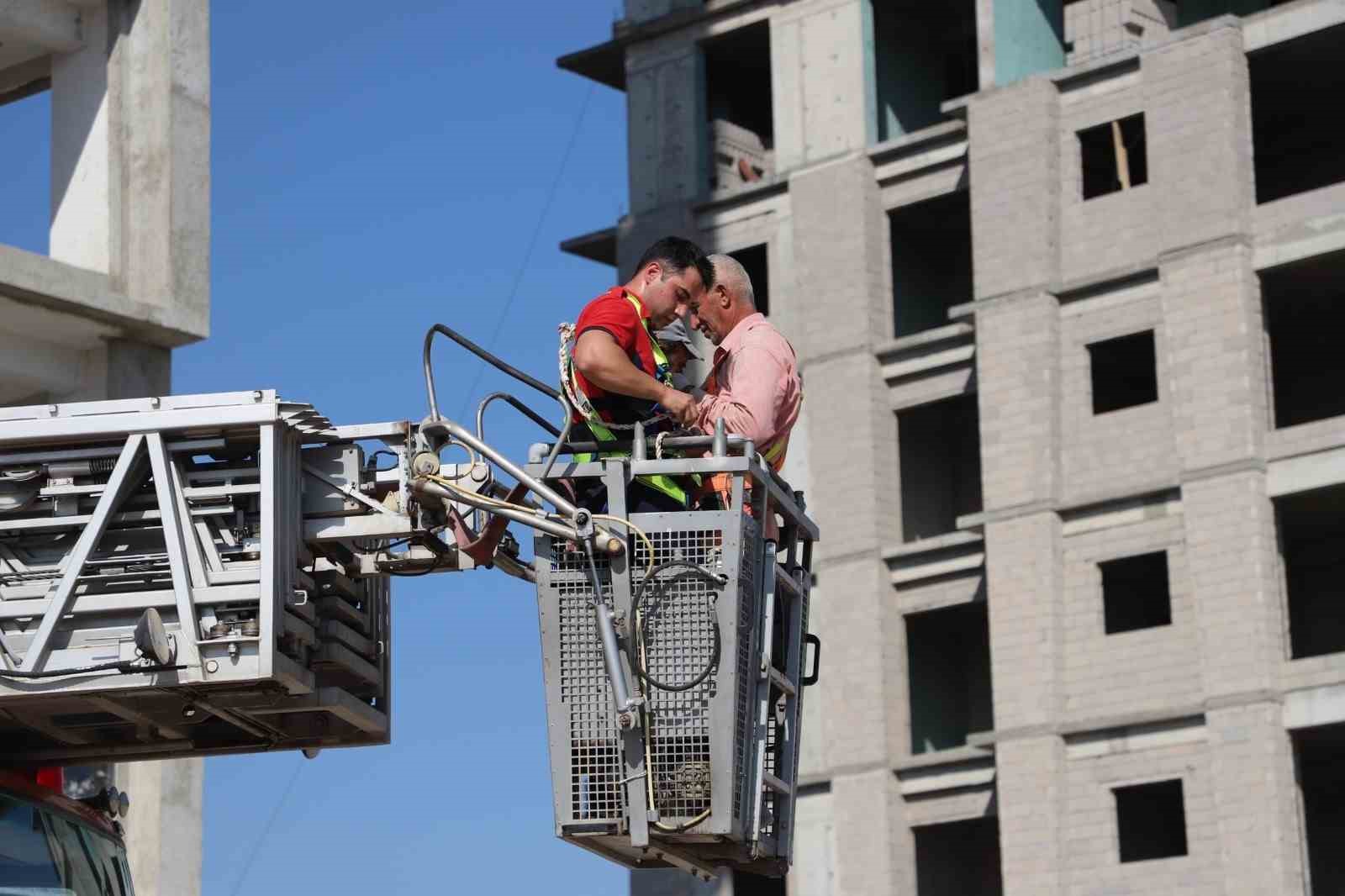 13. KATTA İSKELEDE MAHSUR KALAN İŞÇİLERİ İTFAİYE KURTARDI