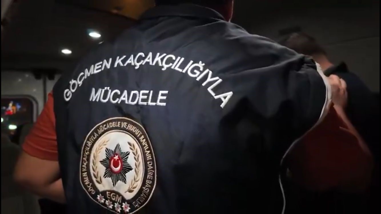 MERSİN’DE 12 DÜZENSİZ GÖÇMEN YAKALANDI