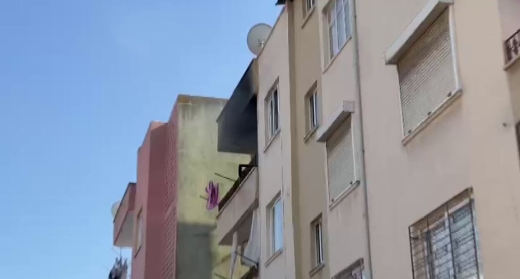 MERSİN’DE KİRACI EVİ ATEŞ VERDİ, MAHALLELİ TEPKİ GÖSTERDİ