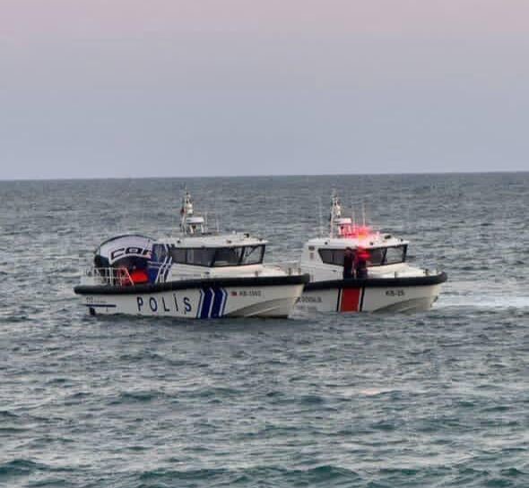 MERSİN’DE İKİ AYRI PARAŞÜT KAZASI: BİRİ DİREĞE TAKILDI, DİĞERİ DENİZE DÜŞTÜ