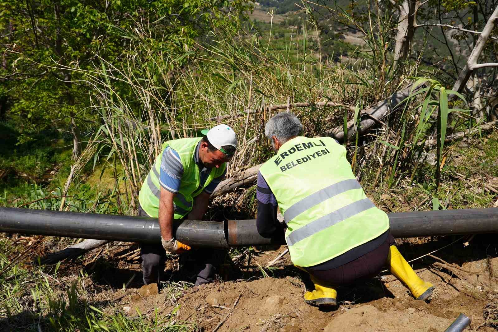ERDEMLİ BELEDİYESİNDEN ÜRETİCİLERE 32 BİN METRE SULAMA BORUSU DESTEĞİ