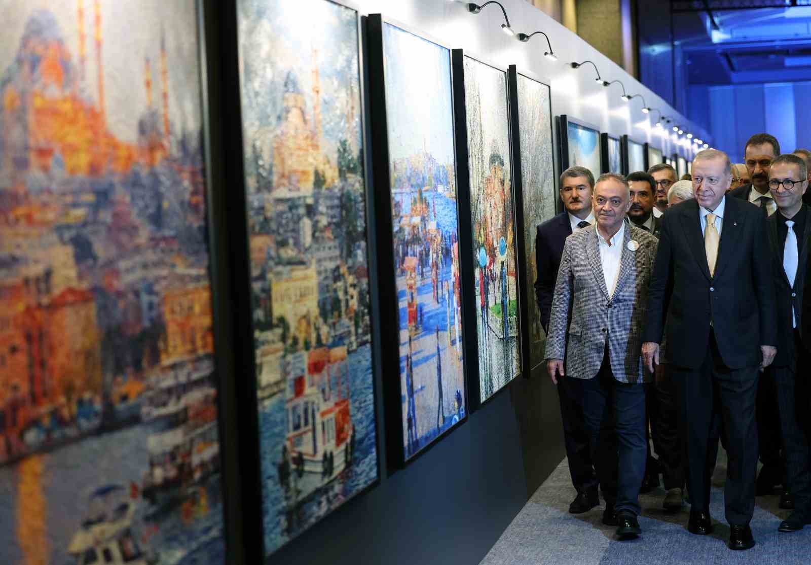 CUMHURBAŞKANI ERDOĞAN ’BEŞ RESSAM BİR ŞEHİR CANIM İSTANBUL’ SERGİSİNİ GEZDİ