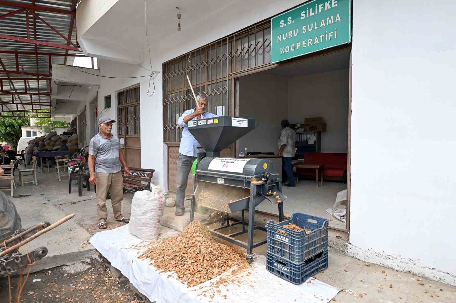 MERSİN’DE ÜRETİCİYE ‘BADEM KABUK SOYMA MAKİNESİ’ DESTEĞİ