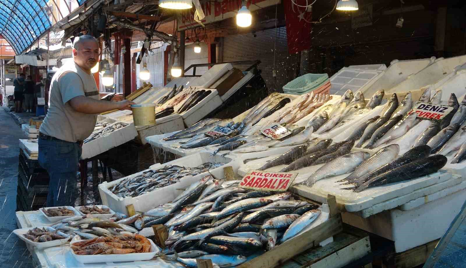 AKDENİZ’DE AV YASAĞI BİTTİ, TEZGAHLARDA BOLLUK BAŞLADI
