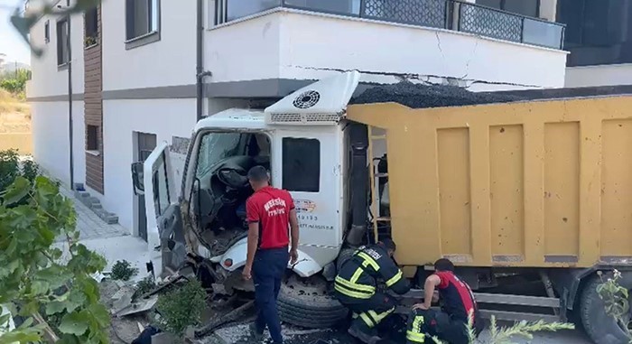MERSİN’DE HAFRİYAT KAMYONU APARTMAN BALKONUNA GİRDİ: 1 YARALI