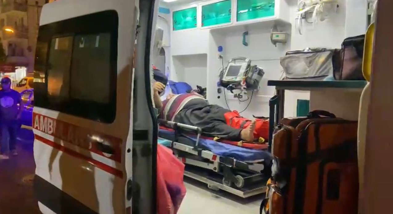 MERSİN’DE OTOMOBİL İLE MOTOSİKLET ÇARPIŞTI: 2 YARALI