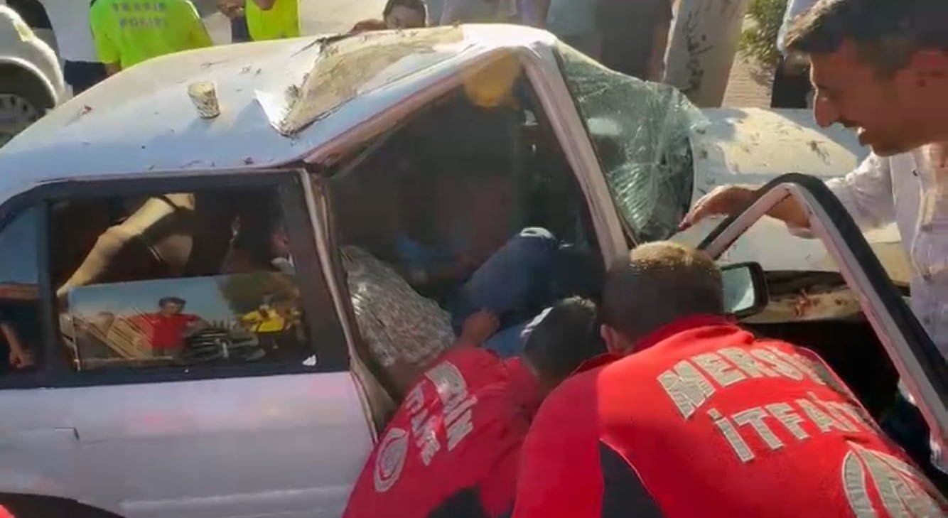 OTOMOBİLDE SIKIŞAN YARALIYI İTFAİYE ERLERİ KAPIYI KESEREK KURTARDI