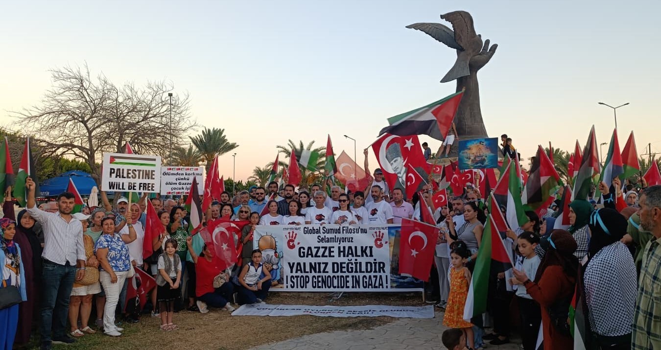 GAZZE’YE YARDIMA GİDEN GEMİLERE TEMSİLİ SELAMLAMA