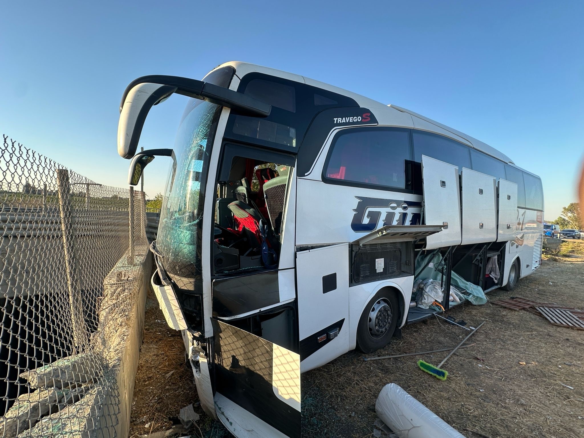 MERSİN’DE YOLCU OTOBÜSÜ REFÜJE GİRDİ: 13 YARALI