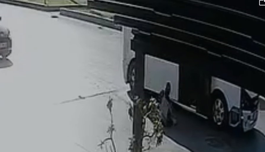 KAPISI AÇIK HAREKET EDEN MİNİBÜSTEN ÖĞRENCİ DÜŞTÜ