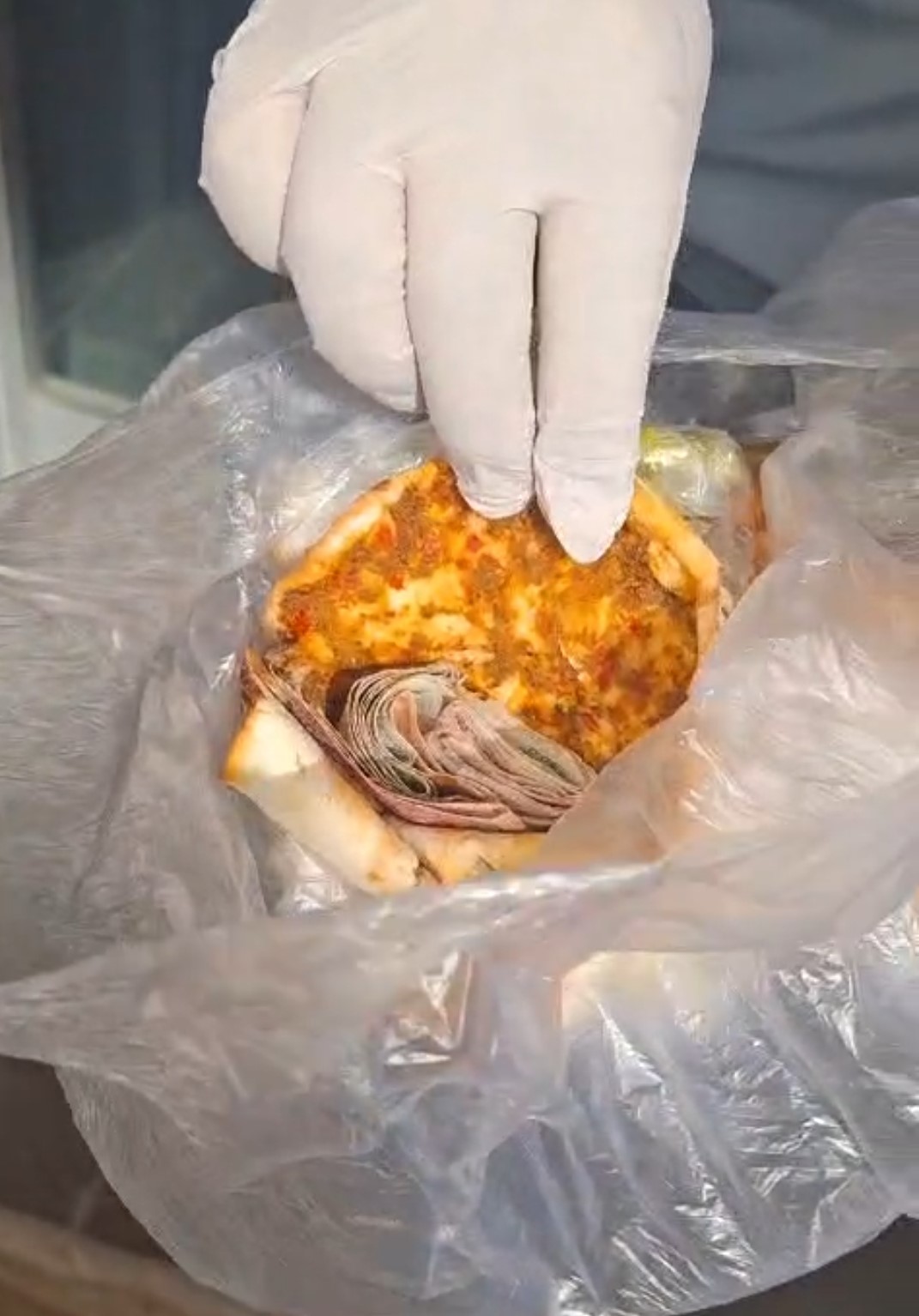 DİLENCİDEN AKILLARA DURGUNLUK VEREN PARA GİZLEME TAKTİĞİ