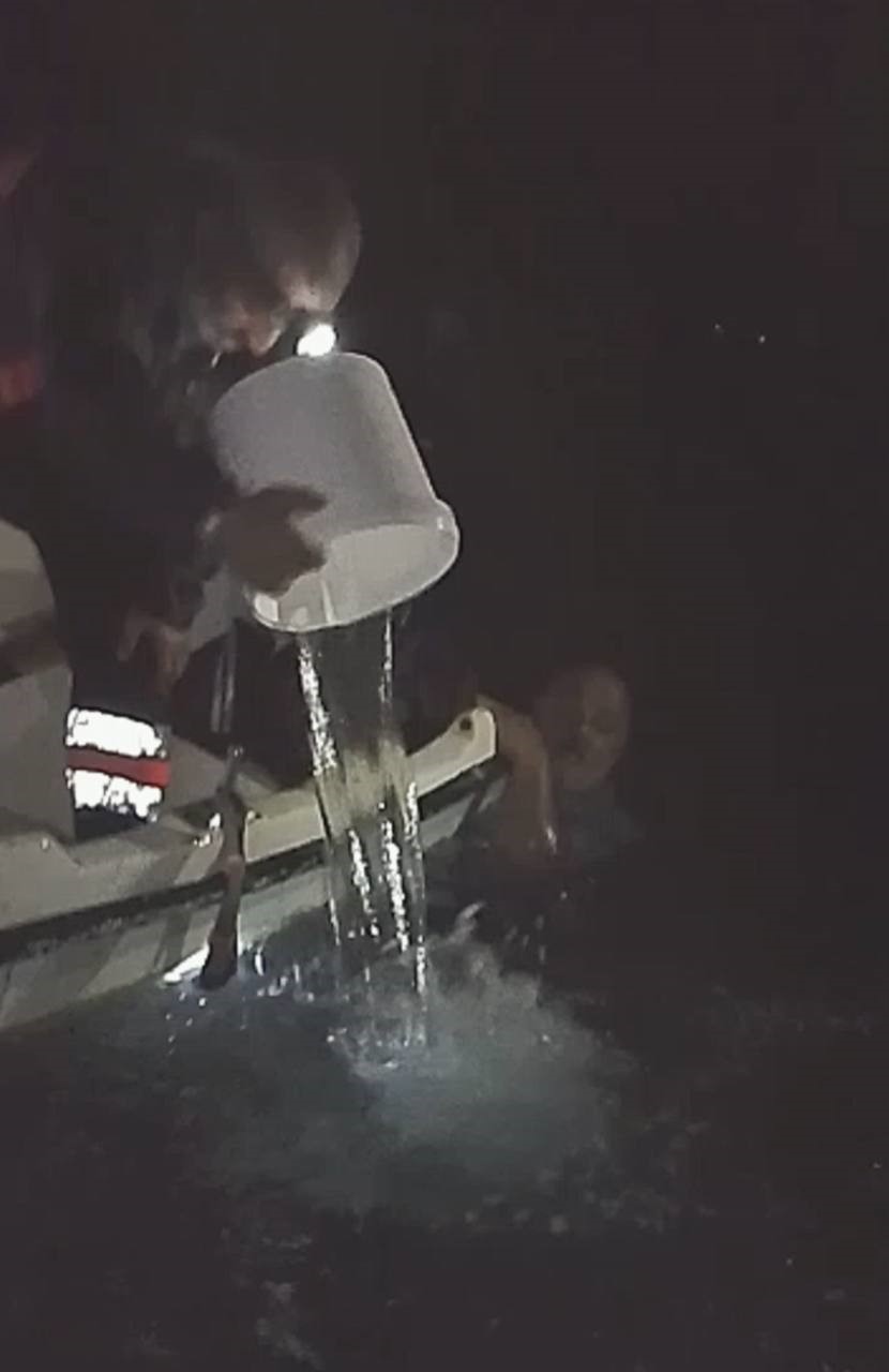 AMATÖR BALIKÇILARIN TEKNESİ ALABORA OLDU, DENİZE DÜŞEN 2 KİŞİ KURTARILDI