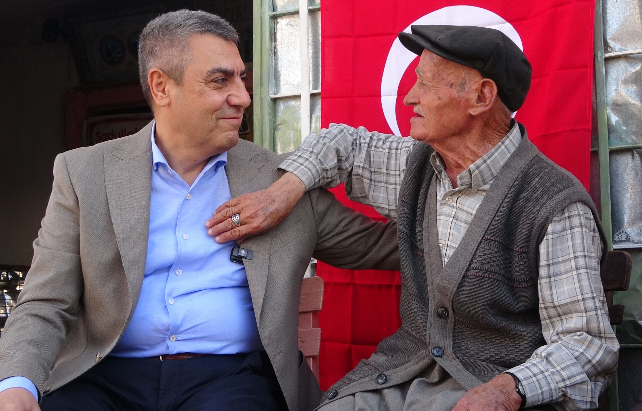 90 YAŞINDA 50 YILDIR BAKKAL İŞLETİYOR: KÖYÜN ‘GARİP DEDESİ’ VALİYE TÜRKÜ SÖYLEDİ