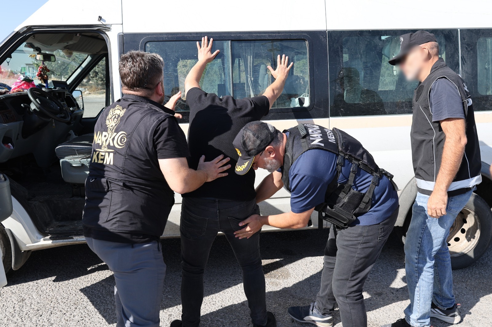 YOLCU MİNİBÜSÜNDE 35 KİLOGRAM SKUNK ELE GEÇİRİLDİ