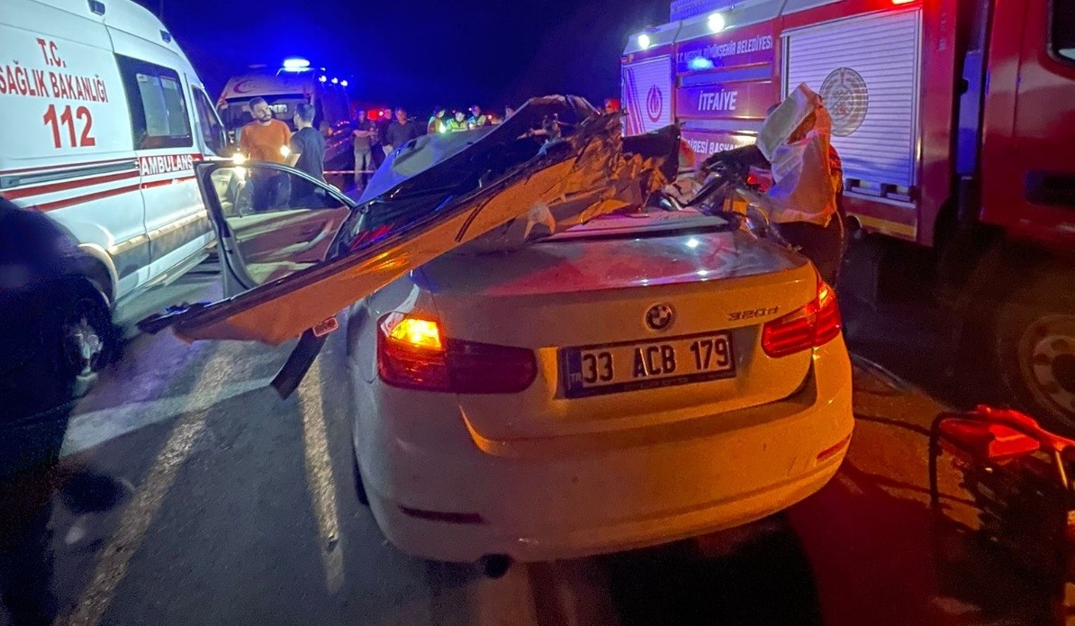 YAŞLI ÇİFTİ KAZA AYIRDI: SÜRÜCÜ YARALANDI, KOCASI HAYATINI KAYBETTİ