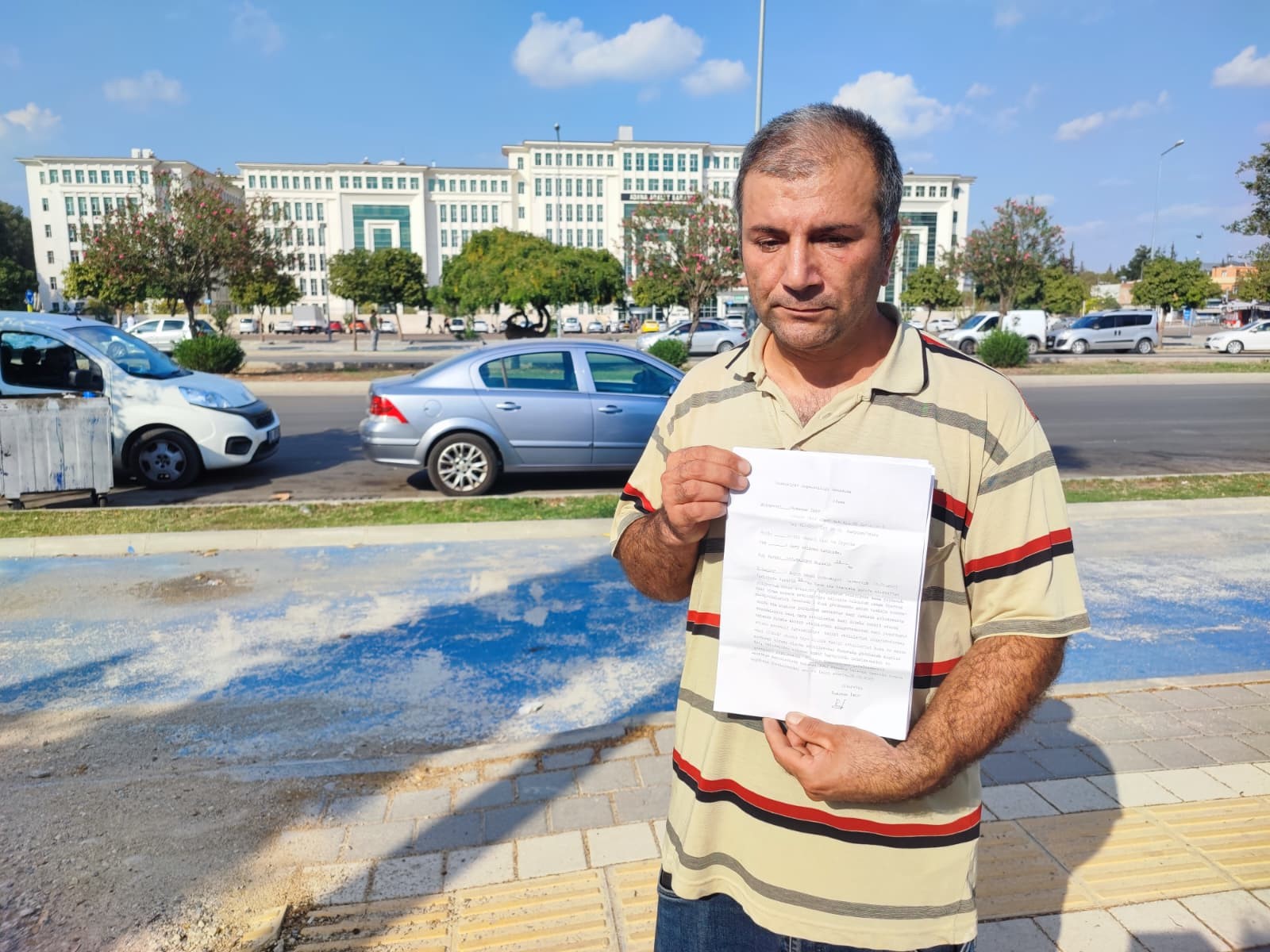 ‘KENARA ÇEKİLİR MİSİNİZ’ DİYEREK UYARDI, DAYAK YEDİ