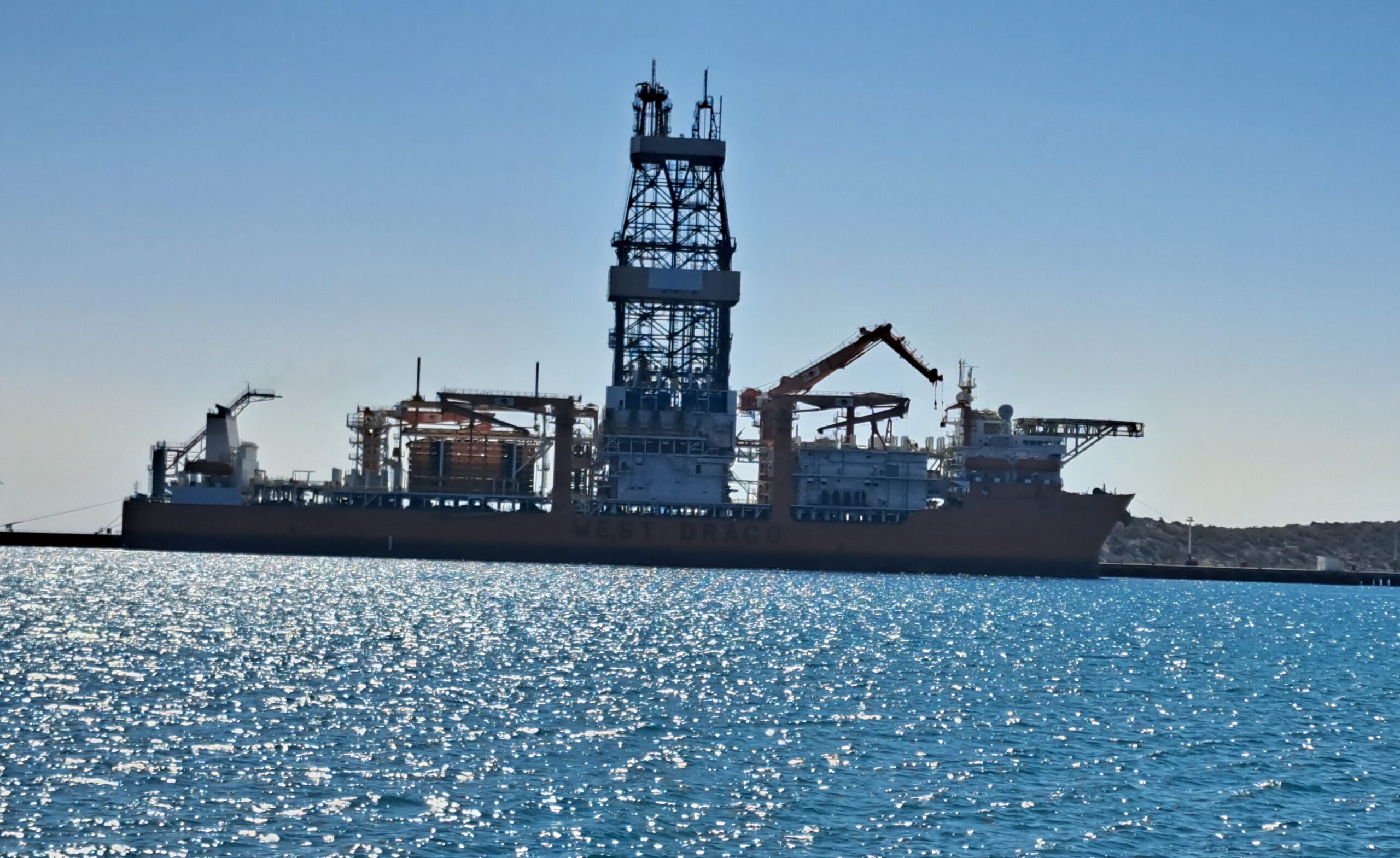 TÜRKİYE’NİN 228 METRELİK DENİZDEKİ YENİ GÜCÜ: ‘WEST DRACO’ LİMANA YANAŞTI