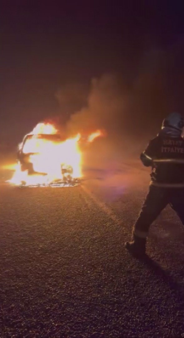 ALEV TOPUNA DÖNEN OTOMOBİL KULLANILAMAZ HALE GELDİ