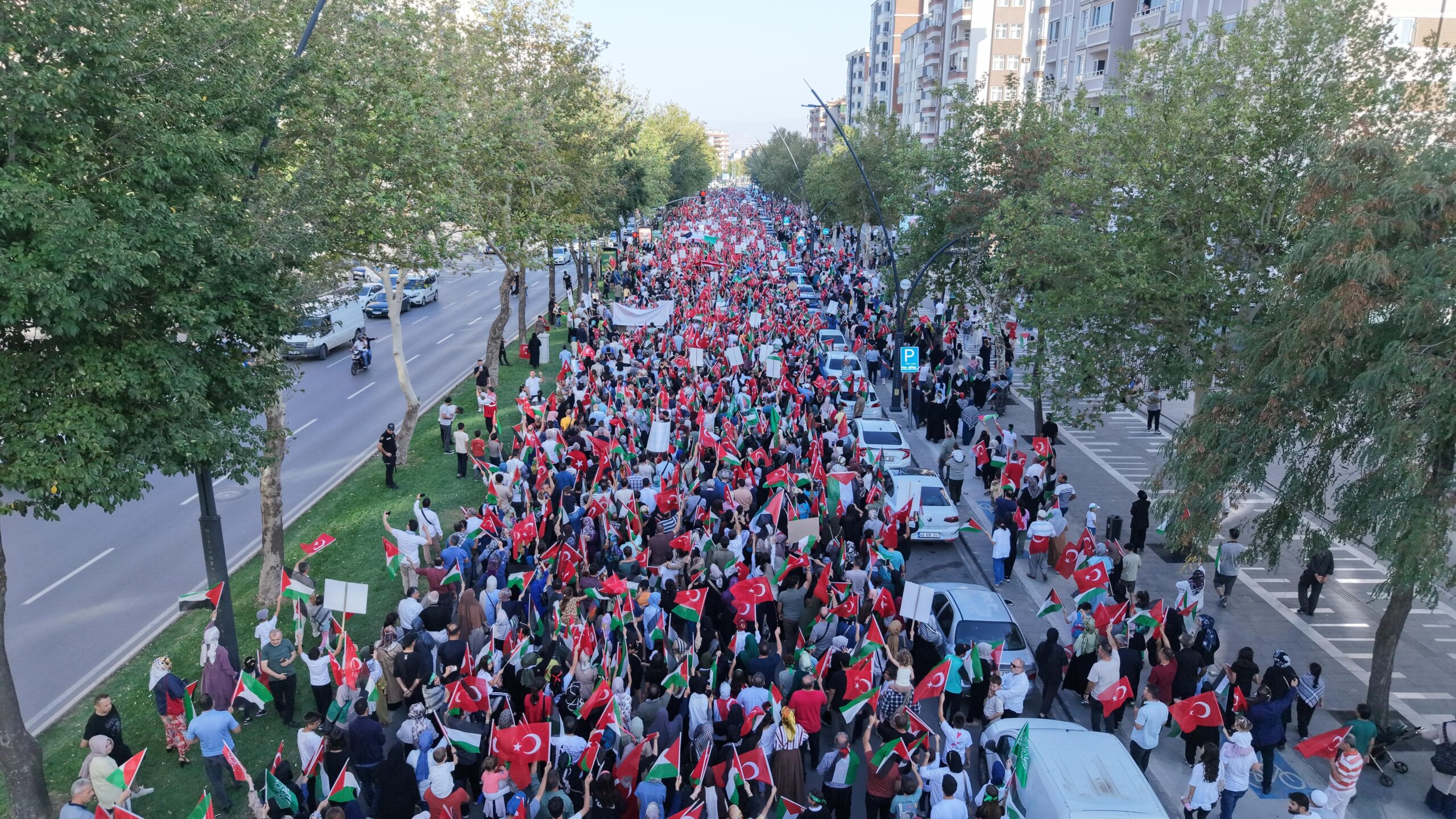 KAHRAMANMARAŞ’TA BİNLERCE KİŞİ FİLİSTİN’E DESTEK İÇİN YÜRÜDÜ
