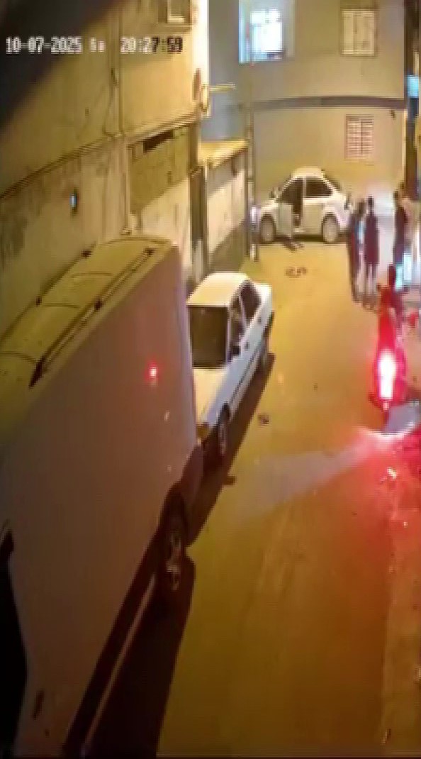 POLİS SÜSÜ VERİP ÇAKARLA GEZDİ, HAVAYA ATEŞ AÇIP ÇOCUKLARIN ÜZERİNİ ARADI