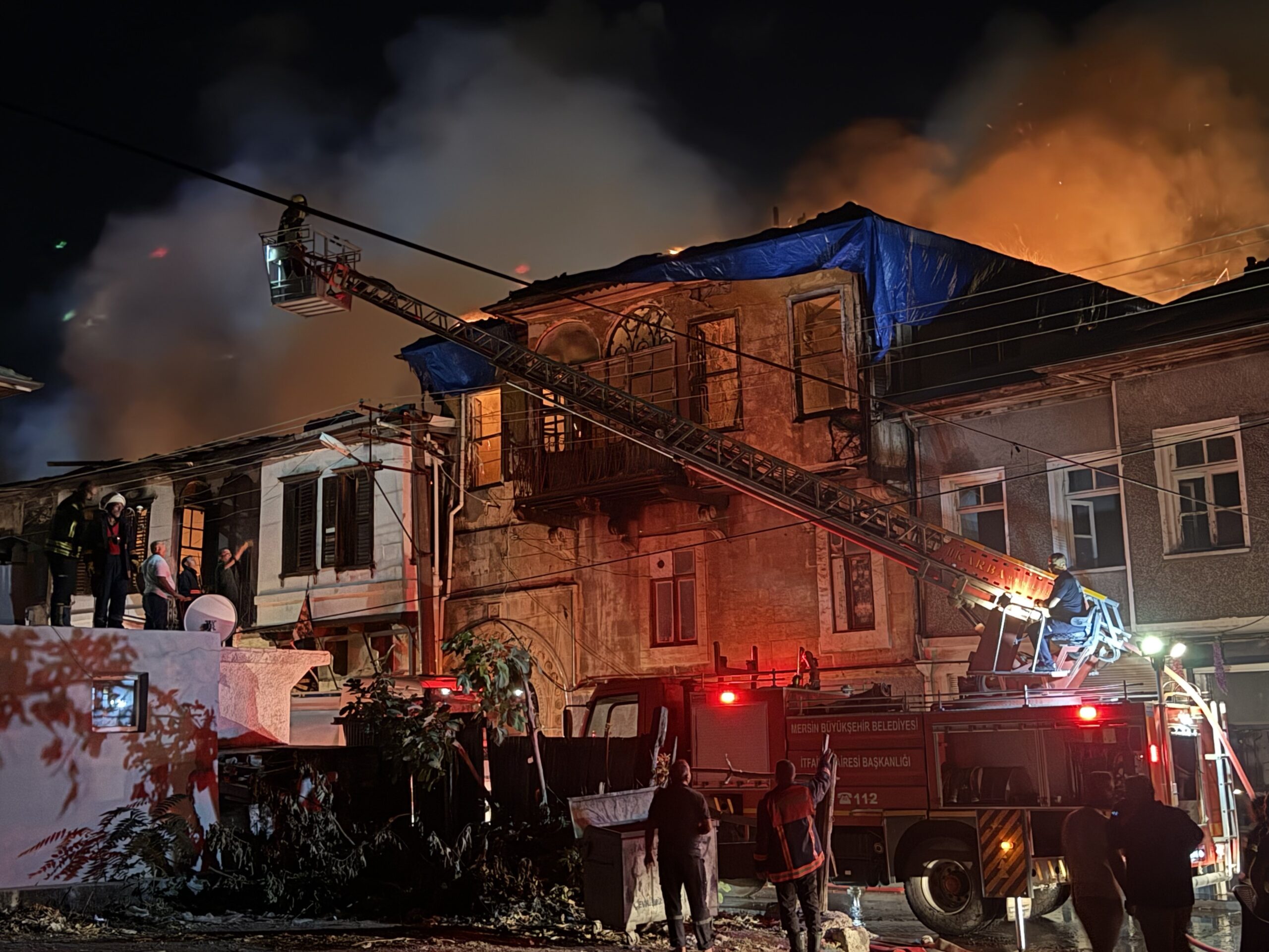 TARSUS’TA İŞ YERİNDE ÇIKAN YANGIN 2 BİNAYA SIÇRADI