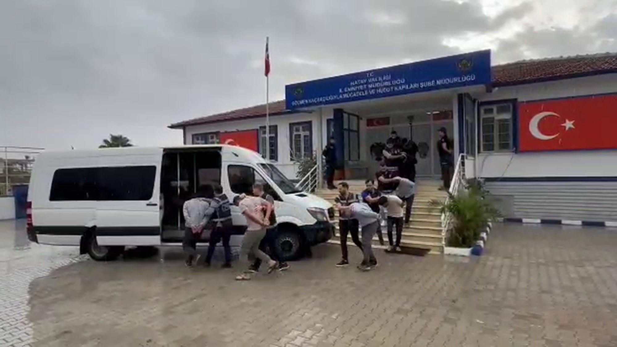 GÖÇMEN KAÇAKÇILARINA ŞAFAK OPERASYONU: 10 TUTUKLAMA