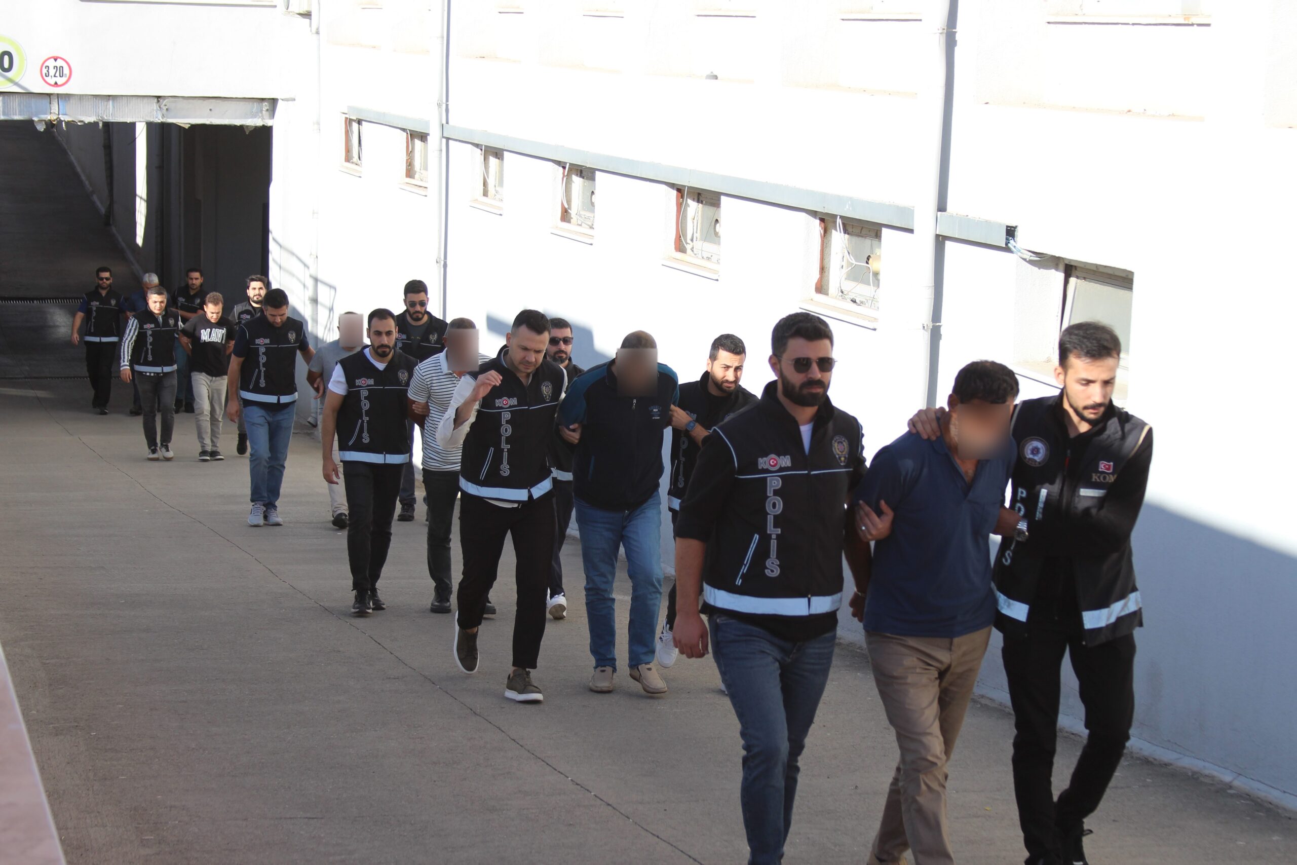 ADANA’DA SAHTE TAPU VURGUNU: 80 MİLYONLUK DOLANDIRICILIK ŞEBEKESİ ÇÖKERTİLDİ