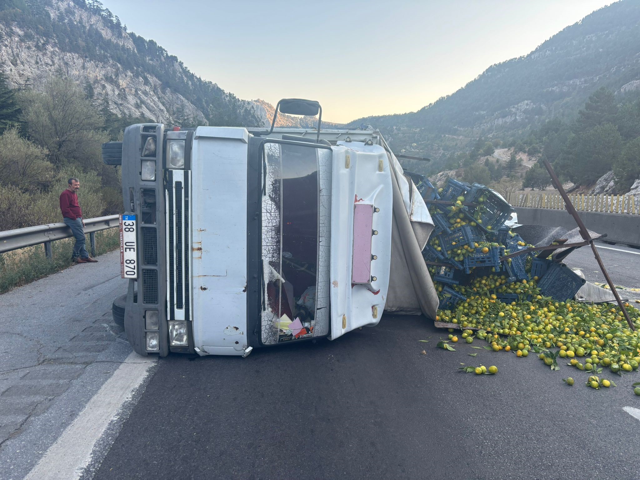 TARSUS’TA NARENCİYE YÜKLÜ KAMYON DEVRİLDİ